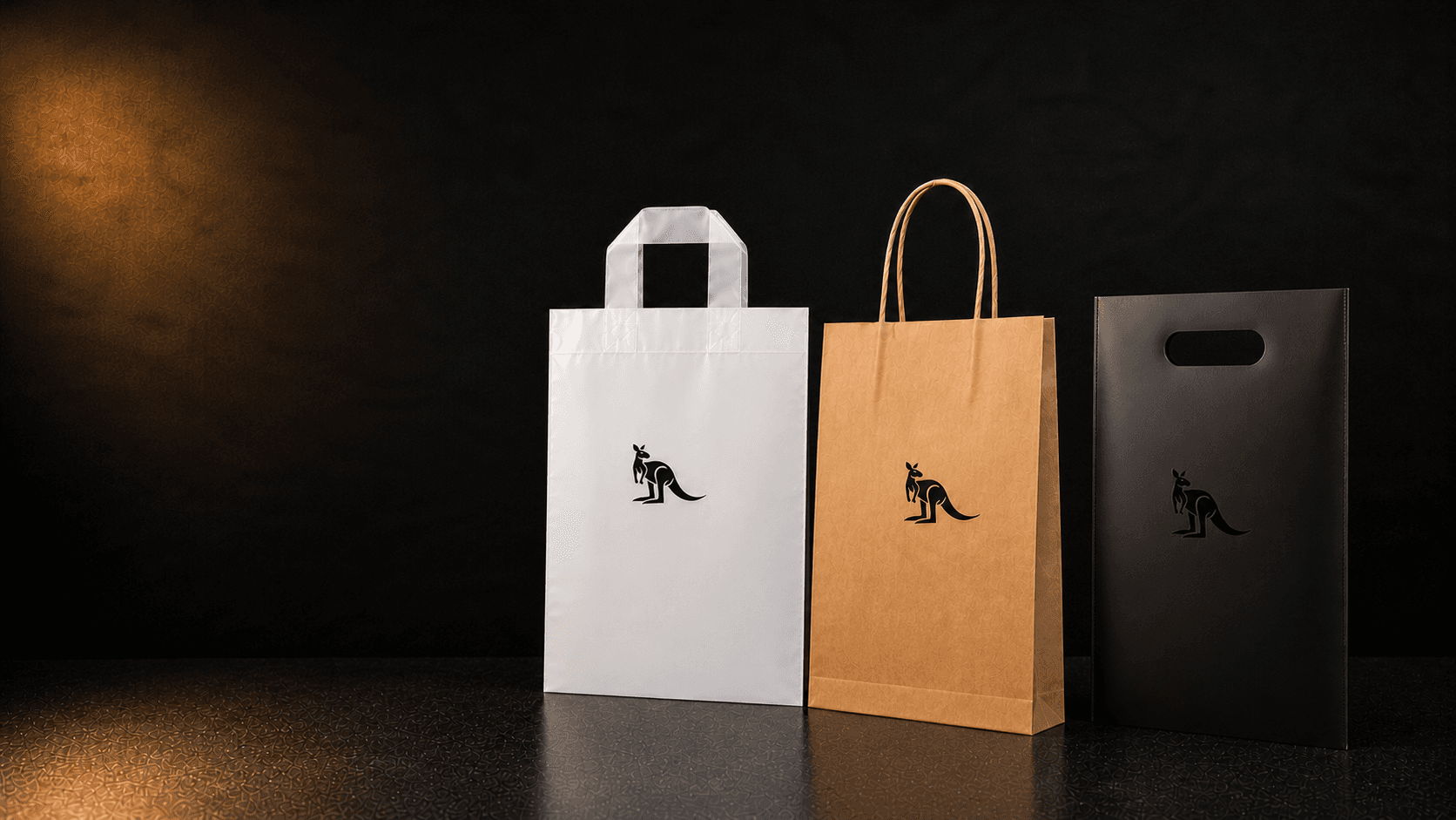 Sacolas Icom alça fita, kraft e alça vazada no mesmo cenário escuro.